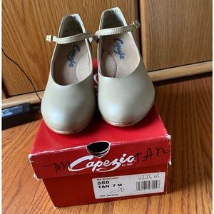 New! Capezio Tap Shoes #550 Tan “Tap Jr Footlights” Buckle Strap Women’s Sz 7 M